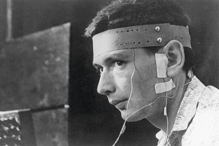 Борис Егоров с датчиками медицинского контроля при подготовке к полёту